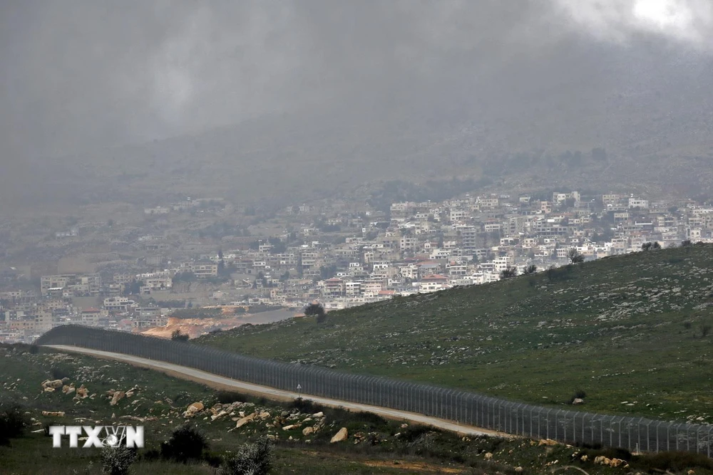 Hàng rào ngăn cách khu vực Cao nguyên Golan do Israel chiếm đóng, gần thị trấn Majdal Shams, với Syria, ngày 25/3/2019. (Ảnh: AFP/ TTXVN)