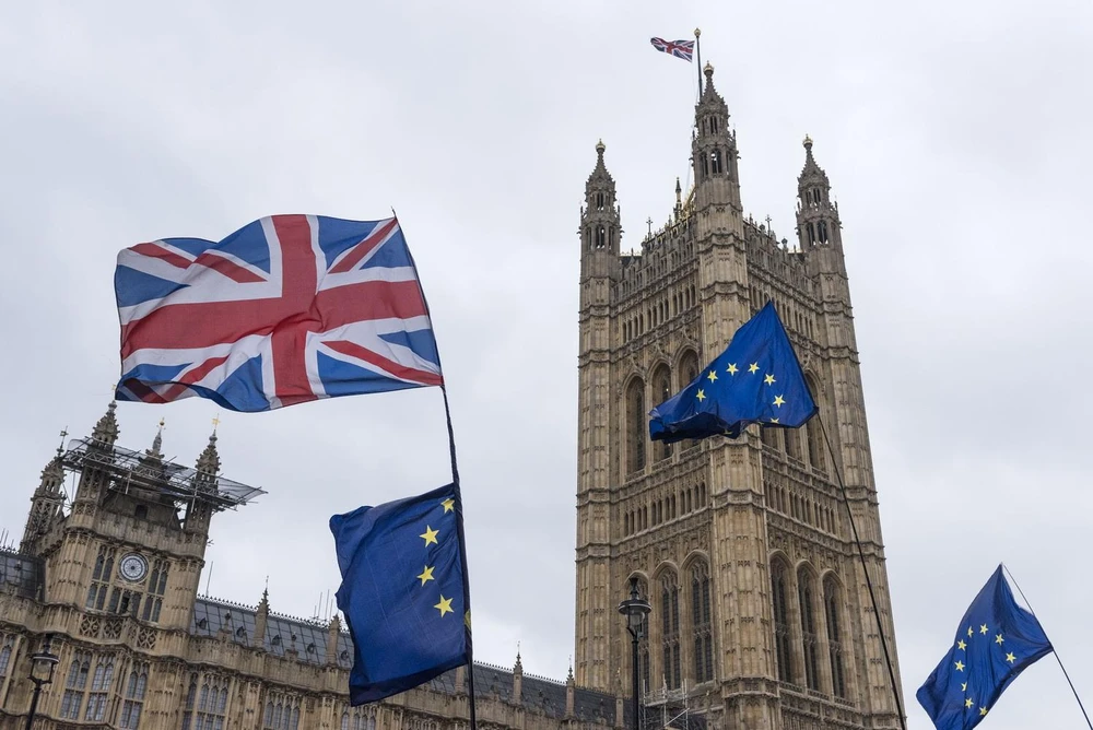 Cờ EU (phải) và quốc kỳ Anh (trái, phía trên) bên ngoài tòa nhà Quốc hội Anh. (Ảnh: THX/TTXVN)