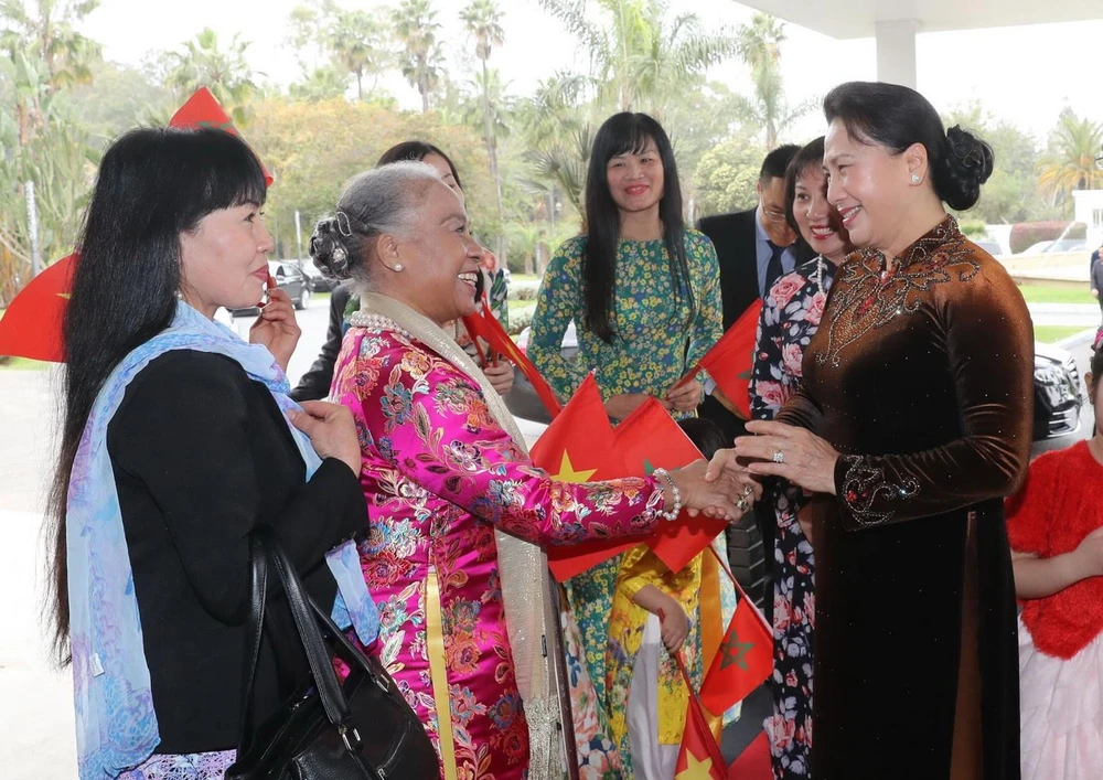 Kiều bào Việt Nam tại Maroc đón Chủ tịch Quốc hội Nguyễn Thị Kim Ngân. (Ảnh: Trọng Đức/TTXVN)