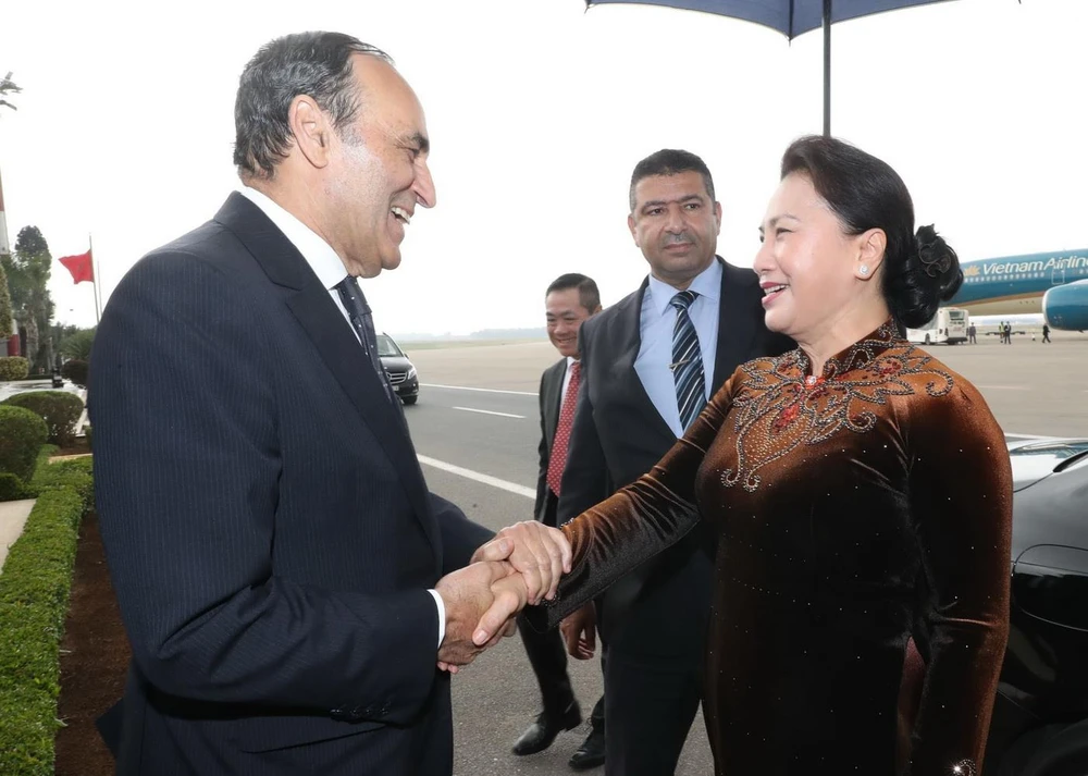 Chủ tịch Hạ viện Maroc Habib El Malki đón Chủ tịch Quốc hội Nguyễn Thị Kim Ngân tại sân bay quốc tế Rabat Salle. (Ảnh: Trọng Đức/TTXVN)