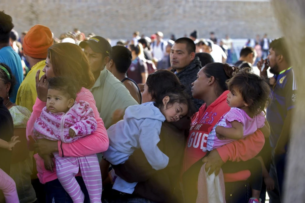 Người di cư Trung Mỹ tại một nhà kho được dùng làm lều tạm ở Piedras Negras, bang Coahuila, Mexico, trong hành trình tới Mỹ. (Ảnh: AFP/TTXVN)