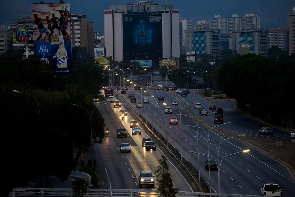 Cảnh mất điện tại Caracas, Venezuela, ngày 26/3. (Ảnh: AFP/TTXVN)