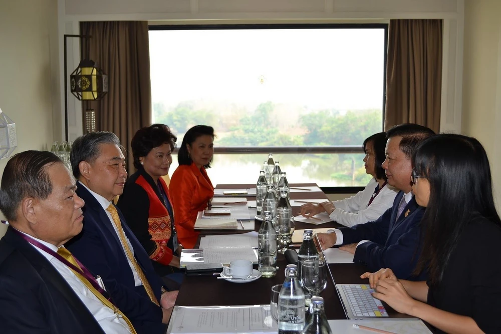 Bộ trưởng Tài chính Đinh Tiến Dũng (bên phải) thảo luận với Bộ trưởng Tài chính Thái Lan Apisak Tantivorawong. (Ảnh: Ngọc Quang/TTXVN)