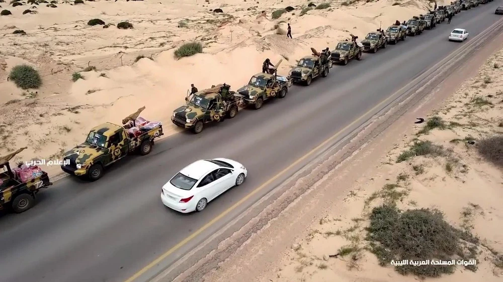 Đoàn xe quân sự thuộc Lực lượng Quân đội Quốc gia Libya do Tướng Khalifa Haftar đứng đầu tiến về miền Tây Libya và thủ đô Tripoli ngày 3/4/2019. (Ảnh: AFP/TTXVN)