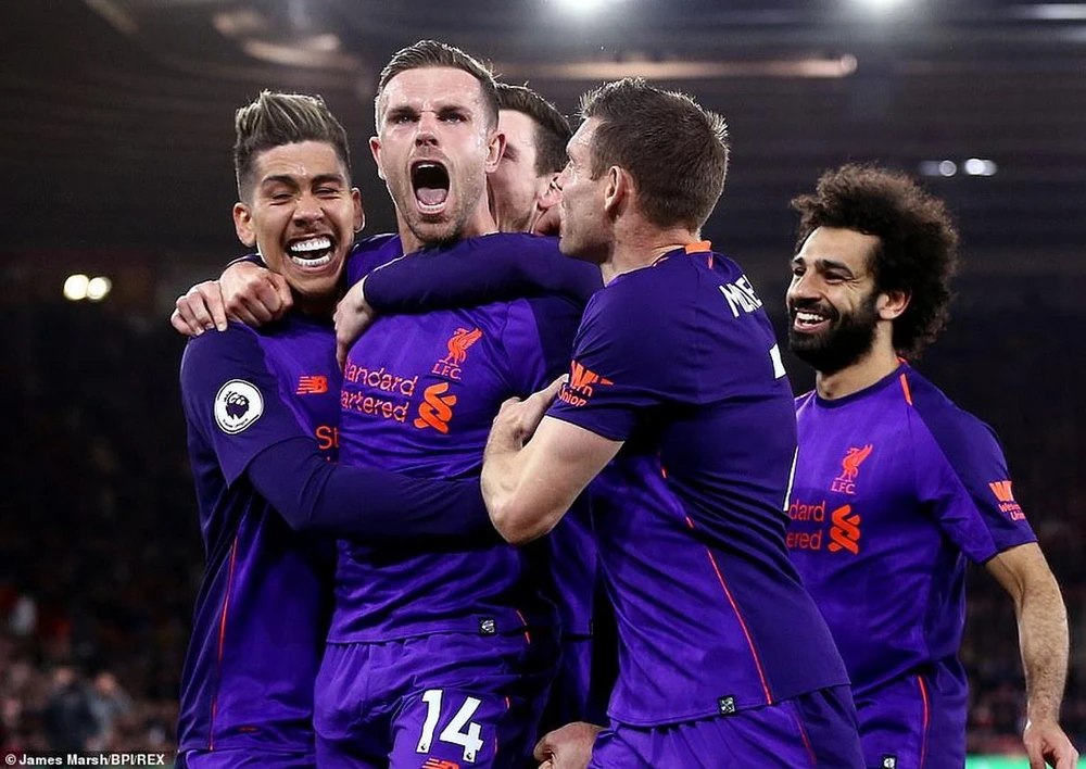 Liverpool trở lại ngôi đầu Premier League.