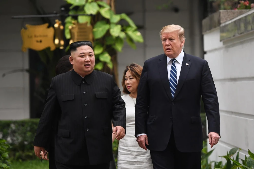Tổng thống Mỹ Donald Trump (phải) và Chủ tịch Triều Tiên Kim Jong-un tại Hội nghị thượng đỉnh Mỹ-Triều lần hai ở Hà Nội ngày 28/2. (Ảnh: AFP/TTXVN)