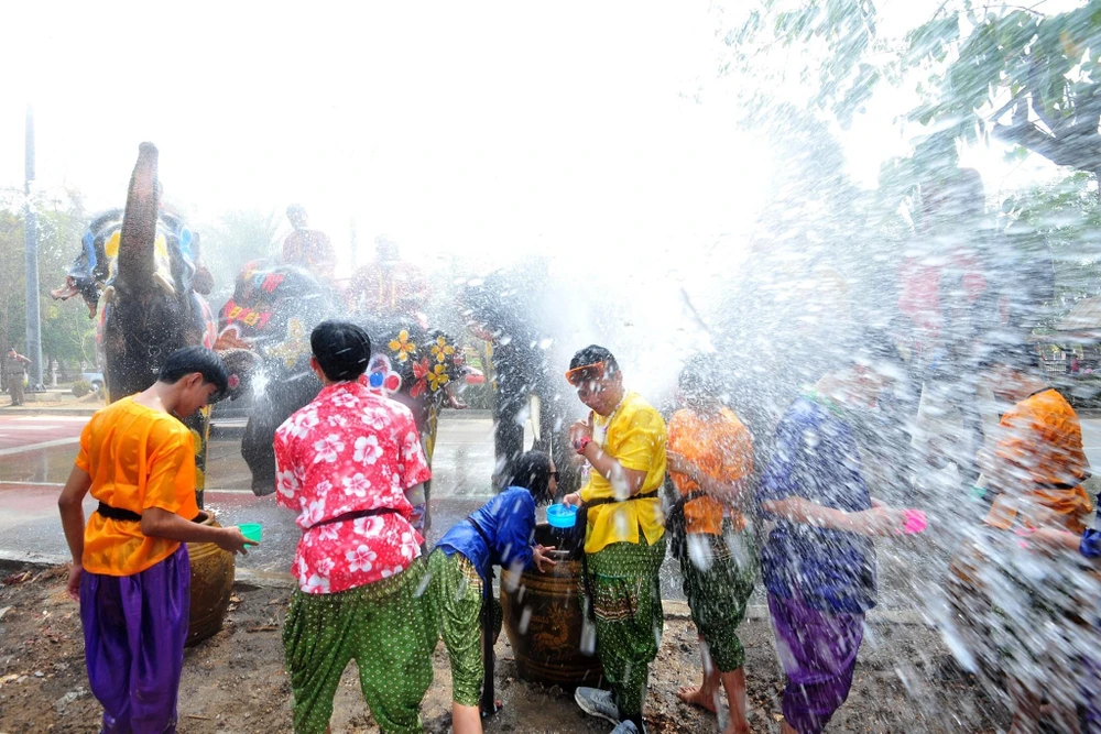 Người dân Thái Lan đón Lễ hội cổ truyền Songkran tại Ayutthaya ngày 11/4. (Ảnh: THX/TTXVN)