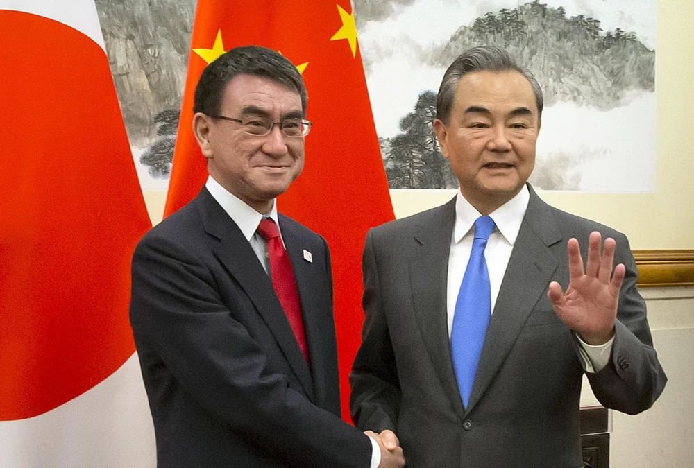 Thủ tướng Trung Quốc Lý Khắc Cường gặp Ngoại trưởng Nhật Bản Taro Kono. (Nguồn: Reuters)