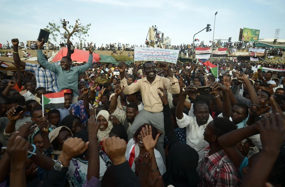 Hàng nghìn người biểu tình tập trung bên ngoài tổng hành dinh của quân đội Sudan ở Khartoum ngày 14/4. (Ảnh: AFP/TTXVN)