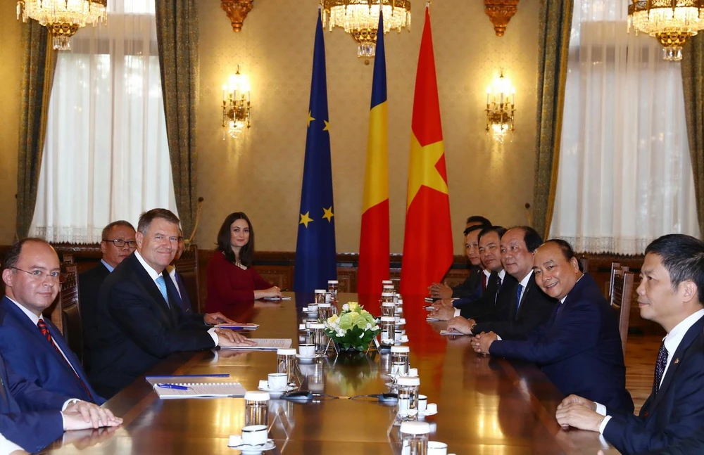Thủ tướng Nguyễn Xuân Phúc hội kiến với Tổng thống Romania Klaus Werner Iohannis. (Ảnh: Thống Nhất/TTXVN)