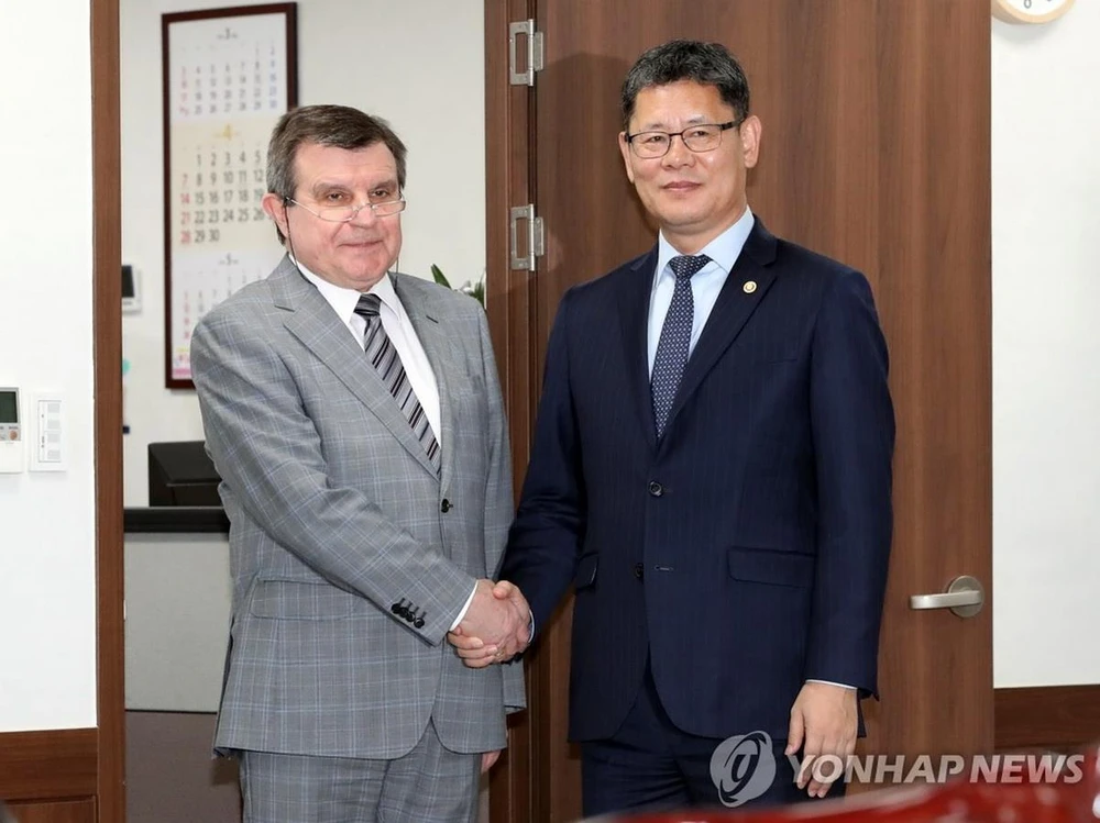 Bộ trưởng Thống nhất Hàn Quốc Kim Yeon-chul gặp Đại sứ Nga tại Seoul Andrey Kulik (trái). (Nguồn: Yonhap)
