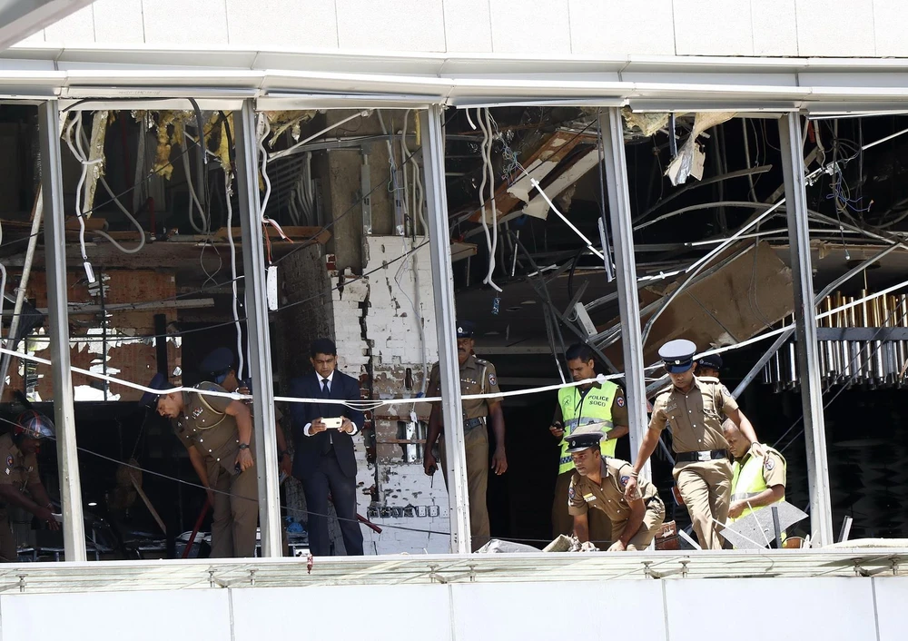 Cảnh sát điều tra tại hiện trường vụ nổ ở khách sạn Shangri-La, Colombo, Sri Lanka, ngày 21/4. (Ảnh: THX/TTXVN)