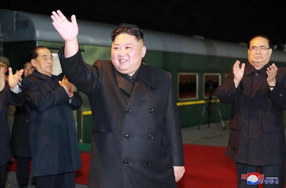 Hình ảnh Nhà lãnh đạo Triều Tiên Kim Jong-un (phía trước) chuẩn bị rời Bình Nhưỡng bằng tàu hỏa để tới Nga. (Ảnh: Yonhap/TTXVN)