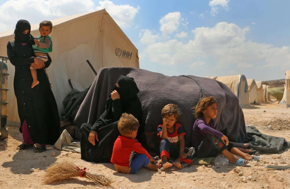 Người tị nạn Syria tại khu lều trại Kafr Lusin, gần cửa khẩu Bab al-Hawa ở biên giới Syria-Thổ Nhĩ Kỳ. (Ảnh: AFP/TTXVN)