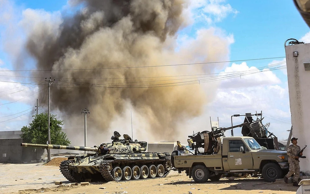 Lực lượng ủng hộ Chính phủ Libya giao tranh với các tay súng LNA ở ngoại ô thủ đô Tripoli. (Ảnh: AFP/TTXVN)