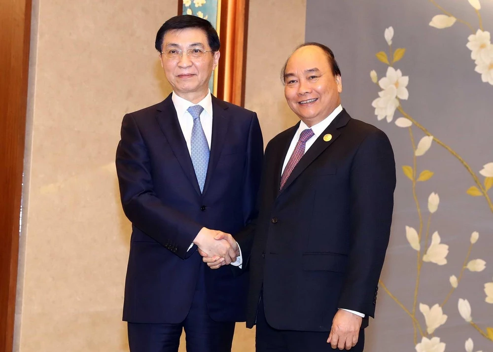 Thủ tướng Nguyễn Xuân Phúc hội kiến Ủy viên Thường vụ Bộ Chính trị Đảng Cộng sản Trung Quốc Vương Hỗ Ninh. (Ảnh: Thống Nhất/TTXVN)