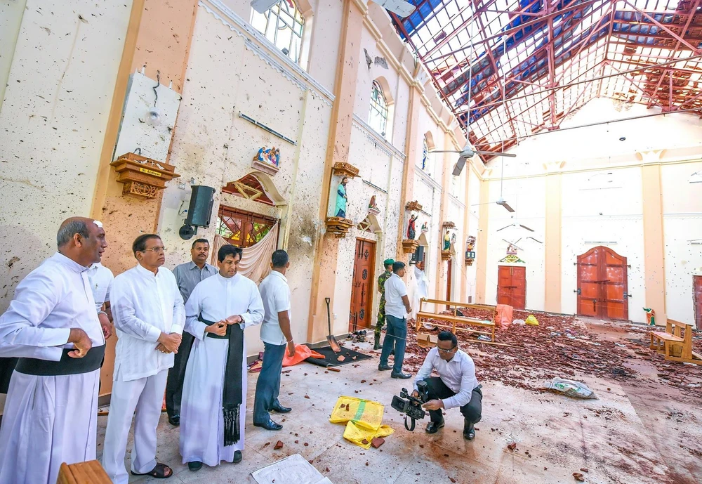 Tổng thống Sri Lanka Maithripala Sirisena (thứ 2, trái, hàng trên) thị sát hiện trường một vụ đánh bom nhằm vào nhà thờ Thánh Sebastian ở Negombo. (Ảnh: AFP/TTXVN)