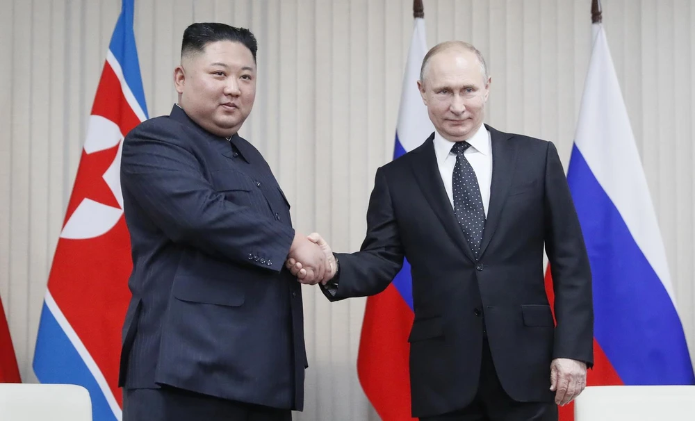 Tổng thống Nga Vladimir Putin (phải) và nhà lãnh đạo Triều Tiên Kim Jong-un tại cuộc gặp ở Vladivostok. (Ảnh: AFP/TTXVN)