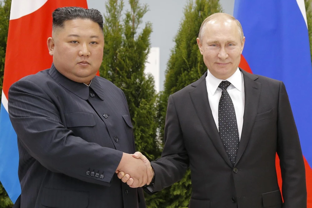 Tổng thống Nga Vladimir Putin (phải) và nhà lãnh đạo Triều Tiên Kim Jong-un tại cuộc gặp thượng đỉnh Nga-Triều. (Ảnh: AFP/TTXVN)