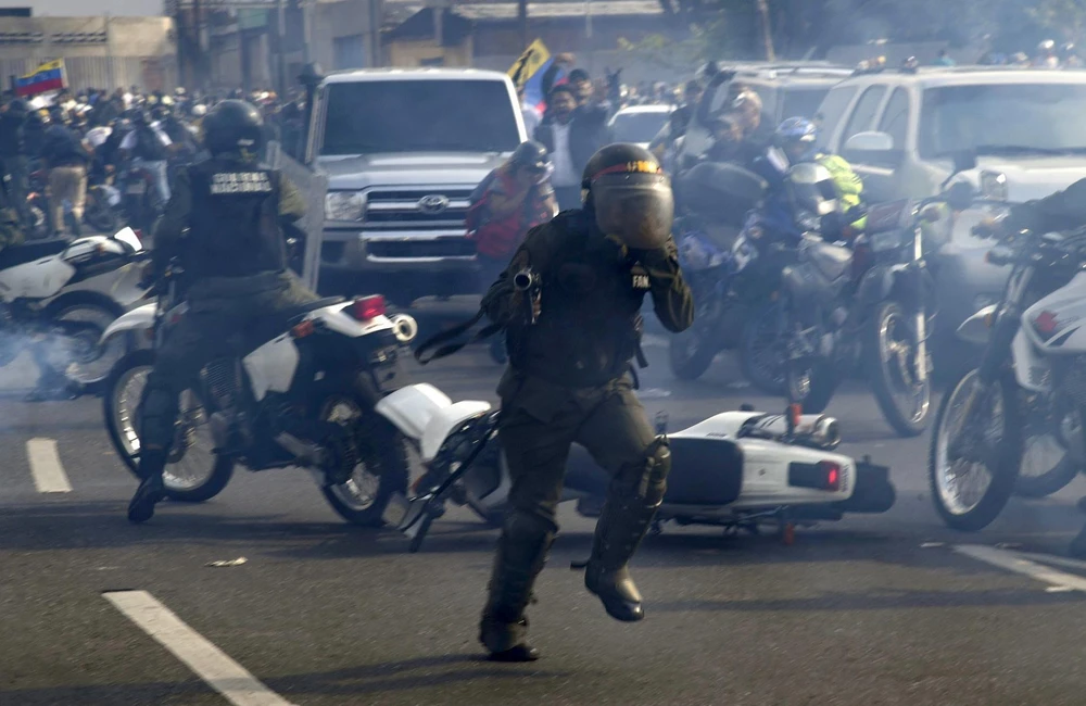 Lực lượng trung thành với Tổng thống Venezuela Nicolas Maduro. (Ảnh: AFP/TTXVN)