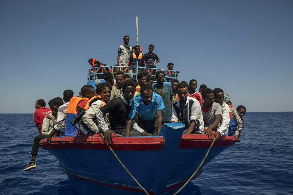 Tàu chở người di cư trên Địa Trung Hải, ngoài khơi bờ biển Libya. (Ảnh: AFP/TTXVN)