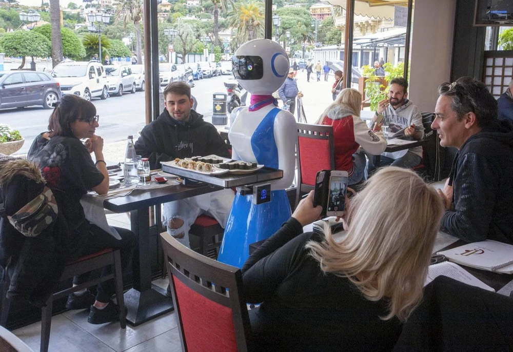 Robot làm nhân viên phục vụ bàn. (Nguồn: News Mondo)
