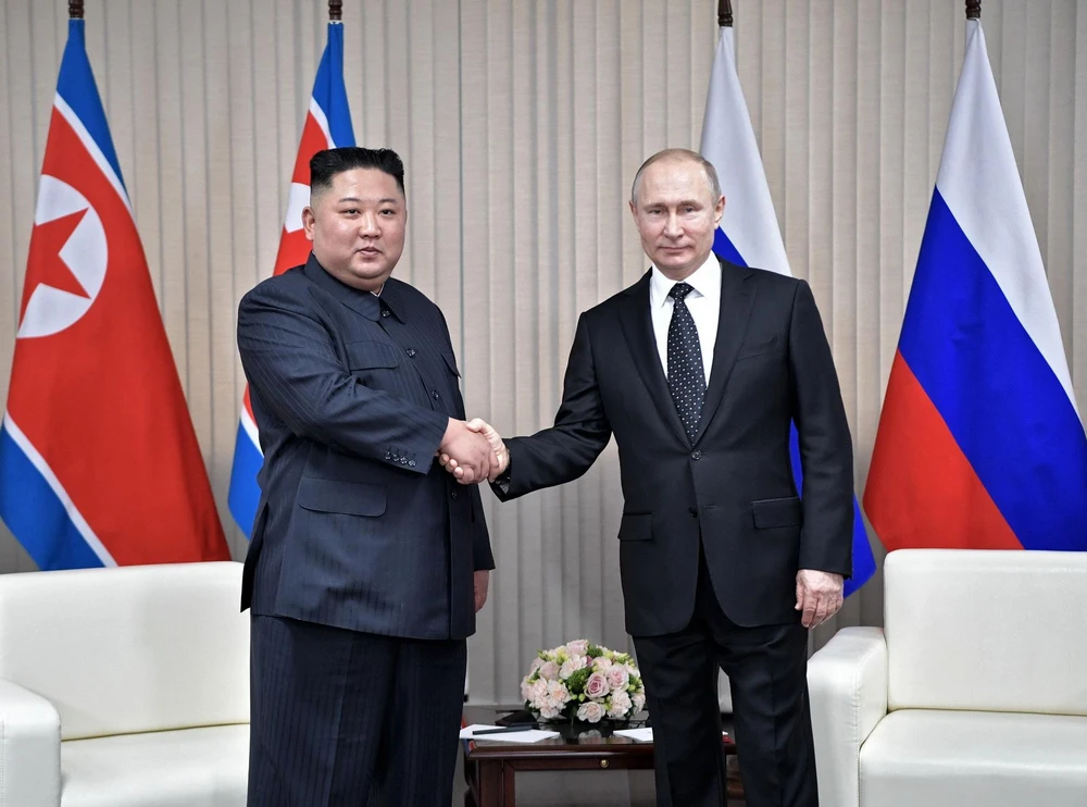 Tổng thống Nga Vladimir Putin (phải) và nhà lãnh đạo Triều Tiên Kim Jong-un tại thượng đỉnh Nga-Triều. (Ảnh: AFP/TTXVN)