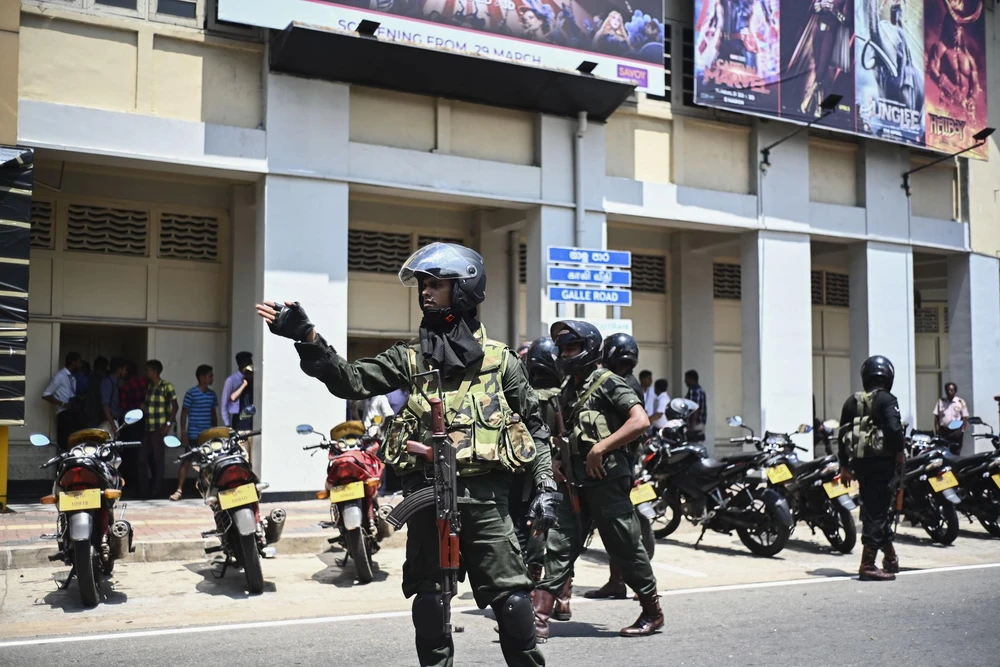 Nhân viên an ninh tăng cường tuần tra tại thủ đô Colombo, Sri Lanka. (Ảnh: AFP/TTXVN)