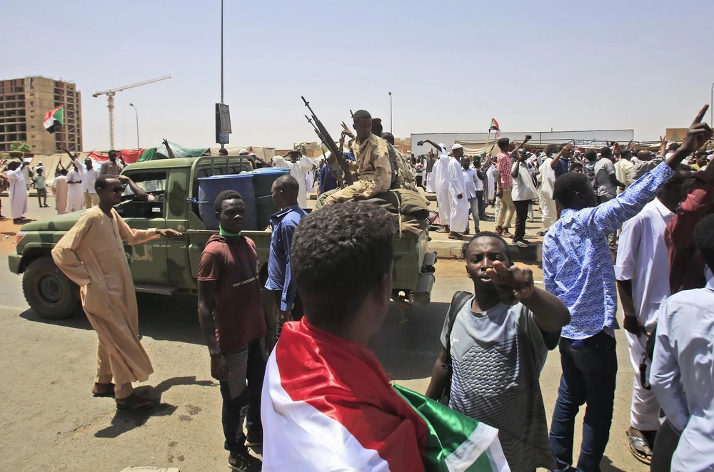 Người biểu tình tập trung bên ngoài trụ sở quân đội ở Khartoum, Sudan, hôm 3/5. (Ảnh: AFP/TTXVN)