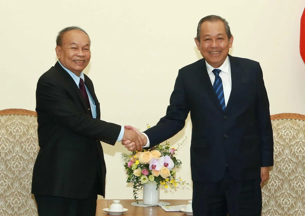 Phó Thủ tướng Thường trực Chính phủ Trương Hoà Bình đã tiếp Bộ trưởng Bộ Lễ nghi và Tôn giáo Campuchia, ngài Him Chhem. (Ảnh: Doãn Tấn/TTXVN)