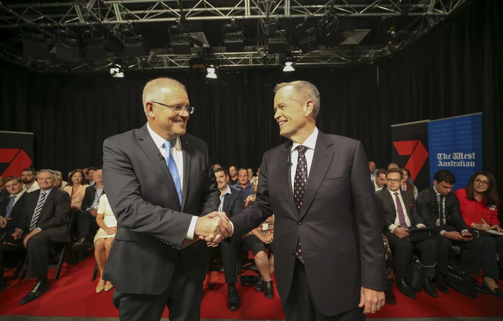 Thủ tướng Scott Morrison (trái) và lãnh đạo Công đảng đối lập Bill Shorten trong cuộc tranh luận trên truyền hình. (Ảnh: AFP/TTXVN)