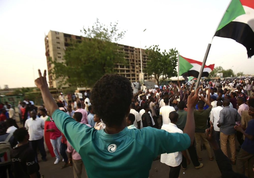 Người biểu tình tập trung bên ngoài trụ sở quân đội ở Khartoum, Sudan, ngày 4/5. (Ảnh: AFP/TTXVN)