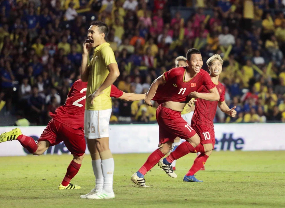 Anh Đức và đồng đội ăn mừng sau bàn thắng vào lưới Thái Lan. (Ảnh: Nguyễn Minh Tiến/TTXVN)