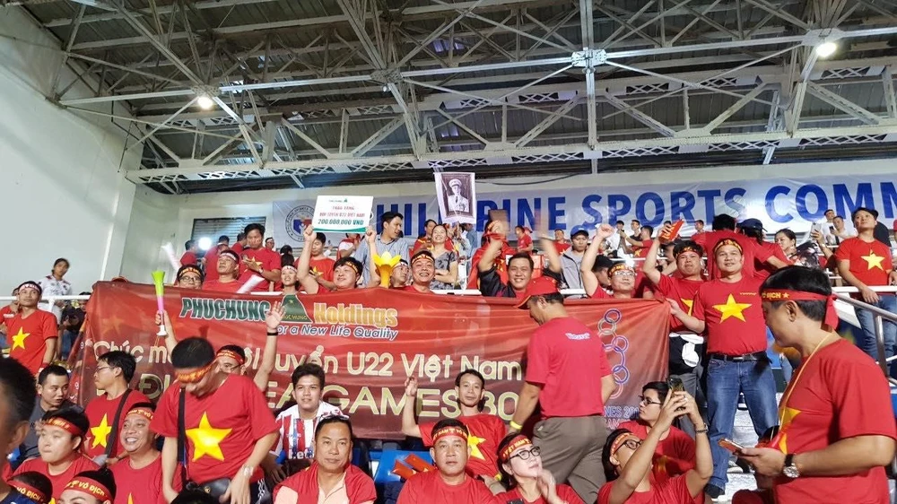 Hình ảnh đoàn cổ động viên của Phuchung Holding tại sân Rizal Memorial -sân vận động quốc gia của Philippines trong khu liên hợp thể thao Rizal, tại thủ đô Manila( Ảnh: CTV)