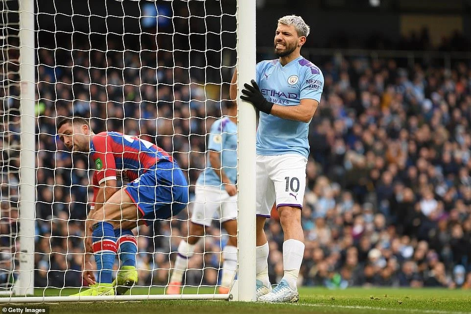 Aguero lập cú đúp nhưng Man City vẫn không thắng.