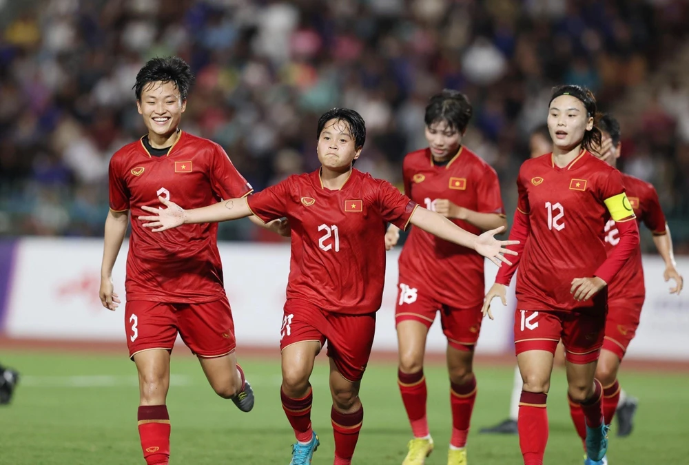 Niềm vui của Vạn Sự (21) và đồng đội sau khi ghi bàn mở tỷ số cho nữ Việt Nam. (Ảnh: Hoàng Linh/TTXVN)