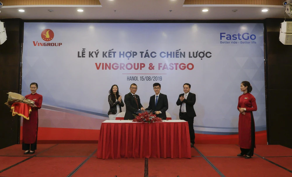 Phó Tổng giám đốc Tập đoàn Vingroup Võ Quang Huệ và ông Nguyễn Hữu Tuất, Chủ tịch Hội đồng quản trị Công ty Cổ phần FastGo, bắt tay trong lễ ký kết thỏa thuận chiến lược. (Ảnh: Minh Hiếu/Vietnam+)