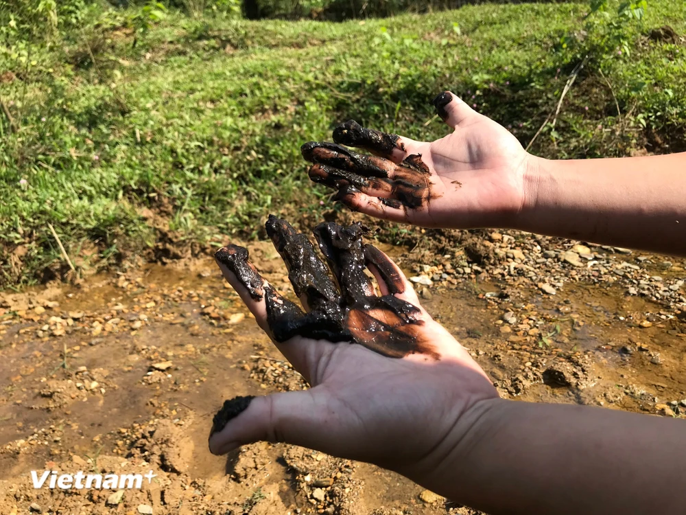 Công ty nước sạch sông Đà đã xả thẳng hàng nghìn mét khối nước súc xả đường ống sau sự cố nhiễm dầu ra môi trường mà không hề có cảnh báo. (Ảnh: Sơn Bách/Vietnam+)
