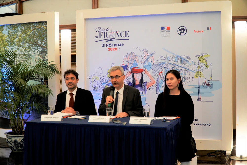 Đại sứ Pháp tại Hà Nội, ông Nicolas Warnery (giữa) giới thiệu về Lễ hội Pháp lần thứ hai trong buổi họp báo diễn ra sáng 7/1. (Ảnh: Minh Hiếu/Vietnam+)