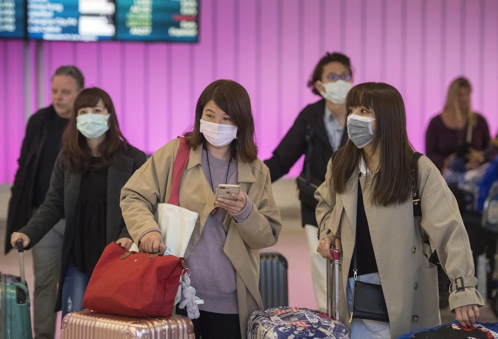Việc tìm mua và đeo khẩu trang vào những dịch cúm là điều rất cần thiết để tránh lây lan bệnh dịch. (Ảnh:AFP/TTXVN)