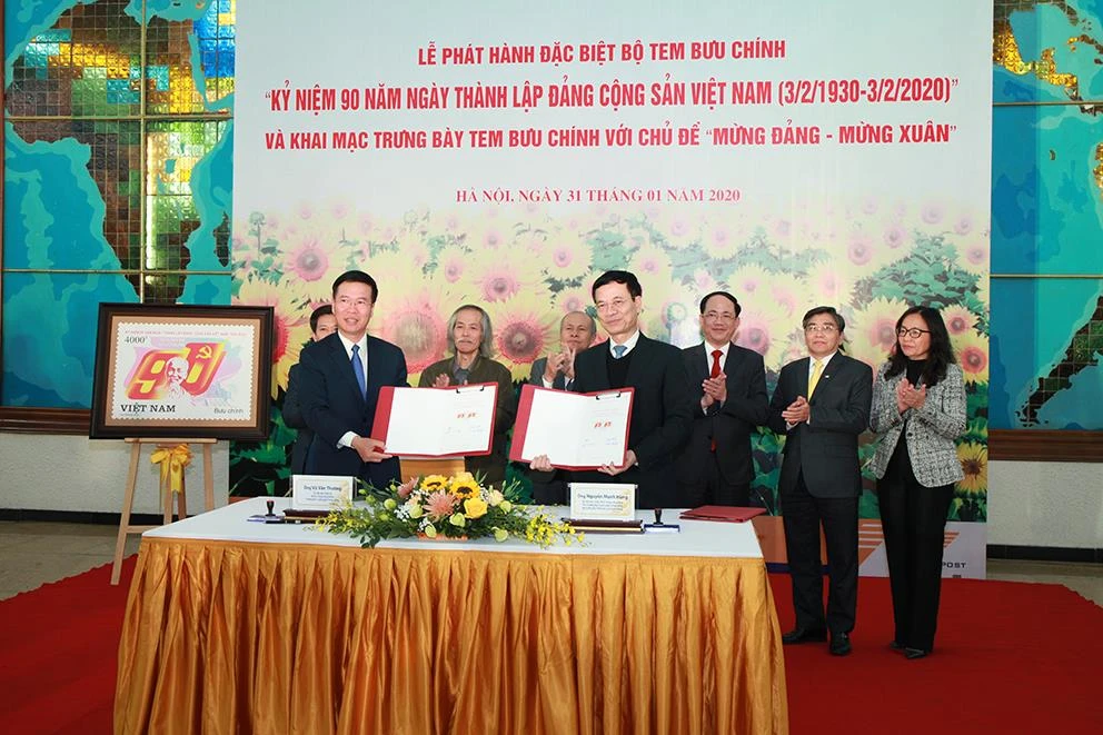 Lễ ký phát hành bộ tem “Kỷ niệm 90 năm thành lập Đảng Cộng sản Việt Nam". (Ảnh: PV/Vietnam+)