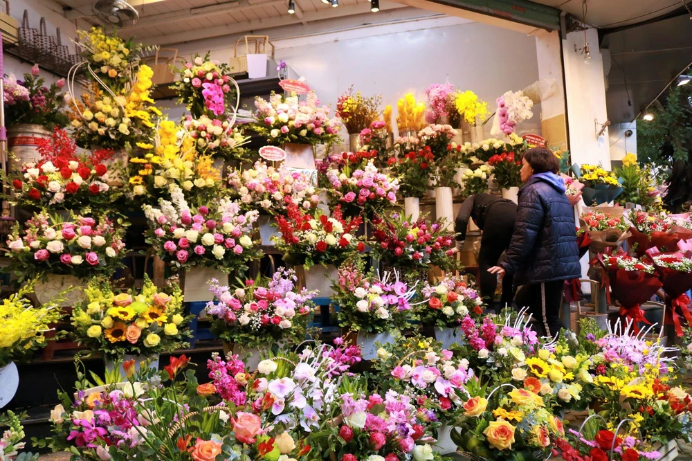 Thị trường hoa tươi năm nay có xu hướng giảm tiêu thụ do ảnh hưởng của dịch COVID-19. (Ảnh: Minh Hiếu/VIetnam+)