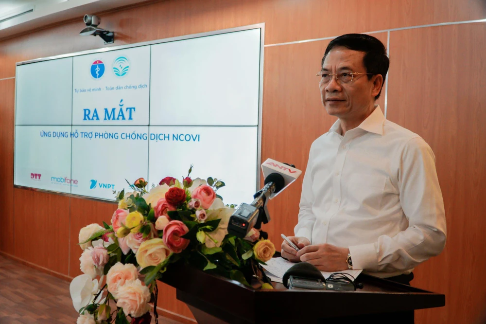 Bộ trưởng Bộ Thông tin và Truyền thông Nguyễn Mạnh Hùng phát biểu tại Lễ ra mắt ứng dụng phòng chống dịch COVID-19. (Ảnh: Minh Hiếu/Vietnam+)