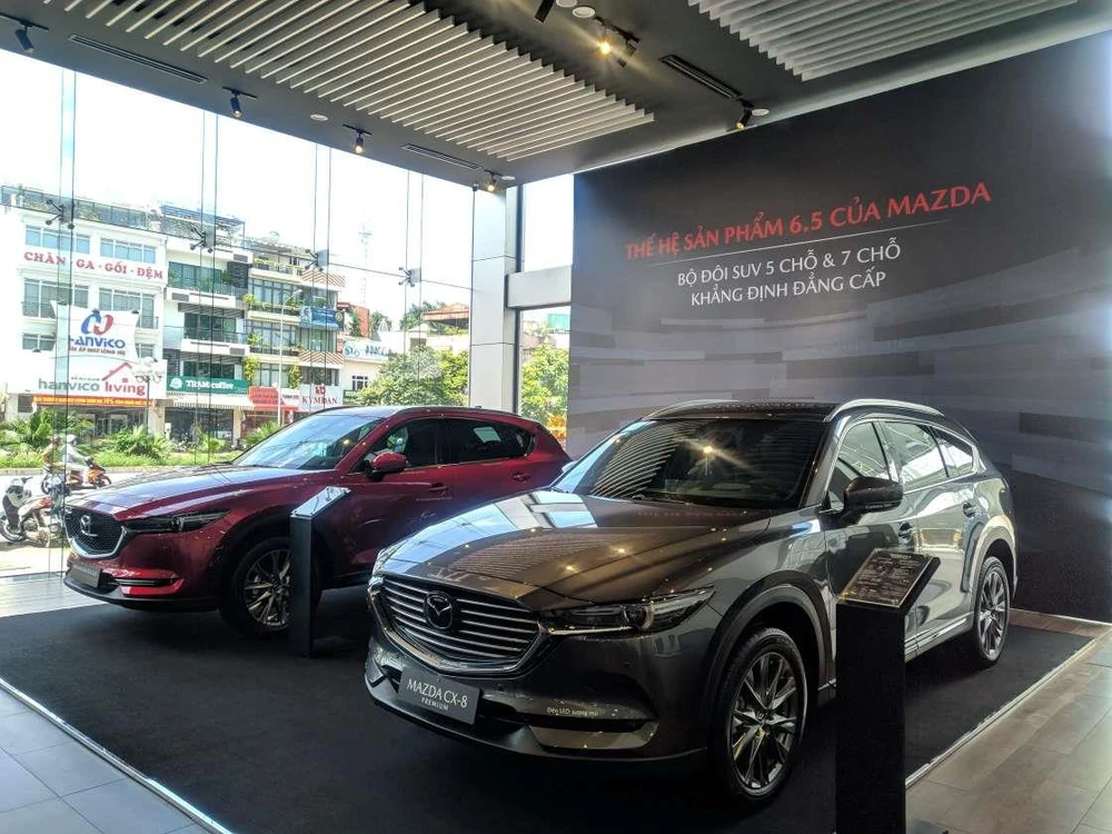 Phòng trưng bày xe tại đại lý xe Mazda Trần Khát Chân. (Ảnh nguồn: Mazda Trần Khát Chân) 
