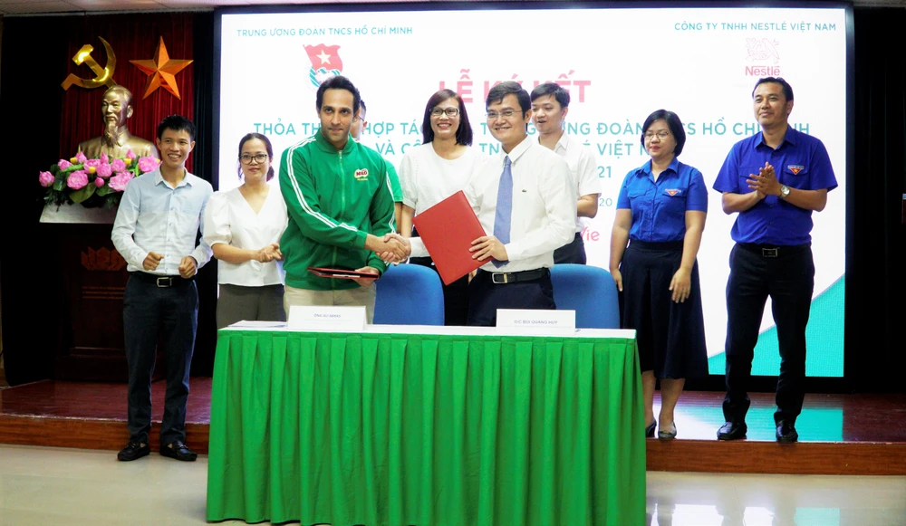 Đại diện lãnh đạo T.Ư Đoàn TNCS Hồ Chí Minh và Nestle Việt Nam trao biên bản ký kết hợp tác, giai đoạn 2020-2021. (Ảnh: Minh Hiếu/Vietnam+)