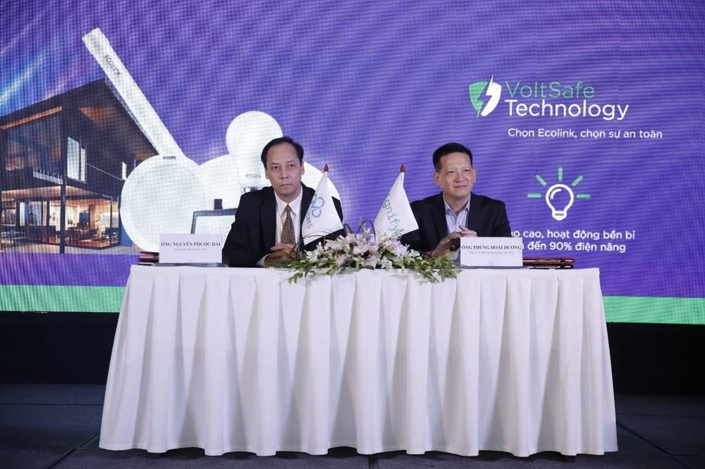 Ông Nguyễn Phước Hải, Tổng Giám đốc Công ty CMS và ông Phùng Hoài Dương, Tổng Giám đốc Công ty Signify Việt Nam ký kết hợp tác. (Ảnh: PV/Vietnam+)