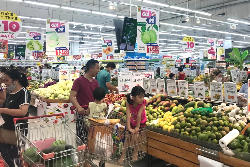 Người tiêu dùng Thủ đô thoải mái mua sắm hàng chất lượng tại các siêu thị với giá hấp dẫn để phục vụ cho cả gia đình. (Ảnh: Việt Anh/Vietnam+)