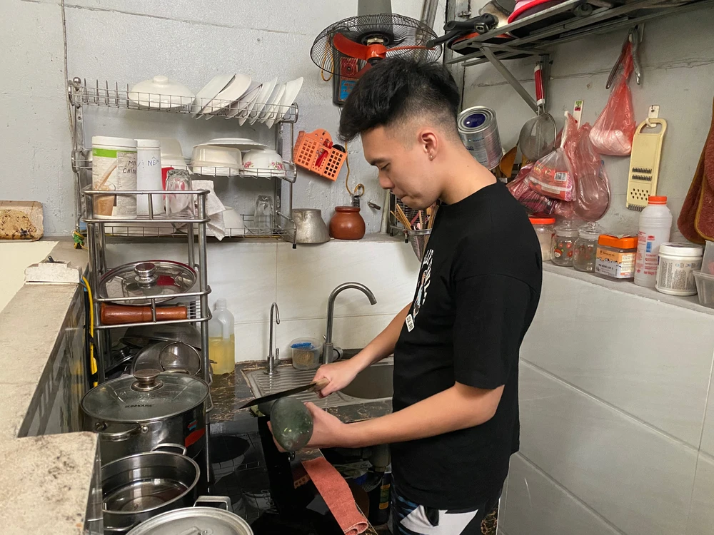 Để đối phó với 'cơn bão giá', nhiều bạn trẻ tại Hà Nội đã chọn cách mua thực phẩm về để tự nấu ăn cho tiết kiệm. (Ảnh: Ngọc Anh/Vietnam+)