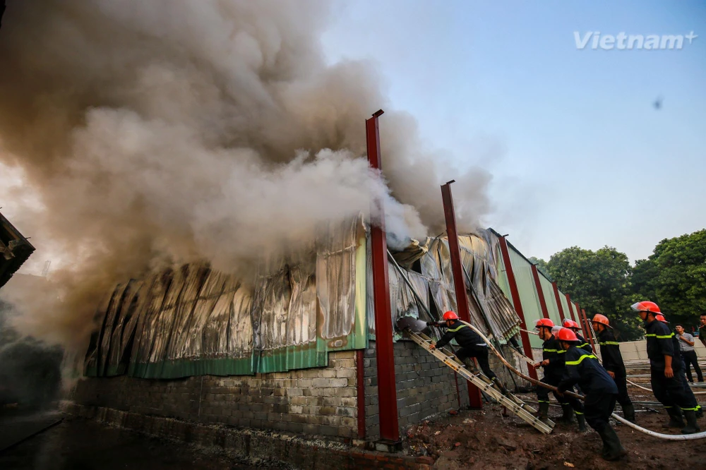 Lực lượng cảnh sát phòng cháy chữa cháy dập tắt một đám hỏa hoạn. (Ảnh: Minh Sơn/Vietnam+)
