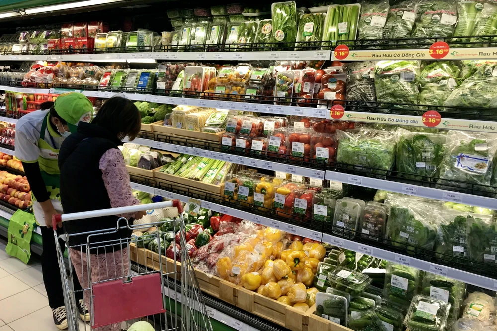 Giá hàng hóa, thực phẩm tại các chợ và siêu thị tiếp đà “hạ nhiệt” nhằm san sẻ áp lực với người tiêu dùng. (Ảnh: Việt Anh/Vietnam+)